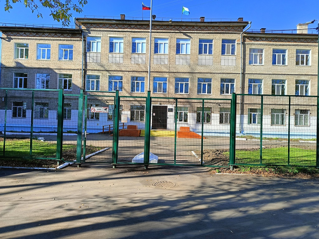 Вход в школу.